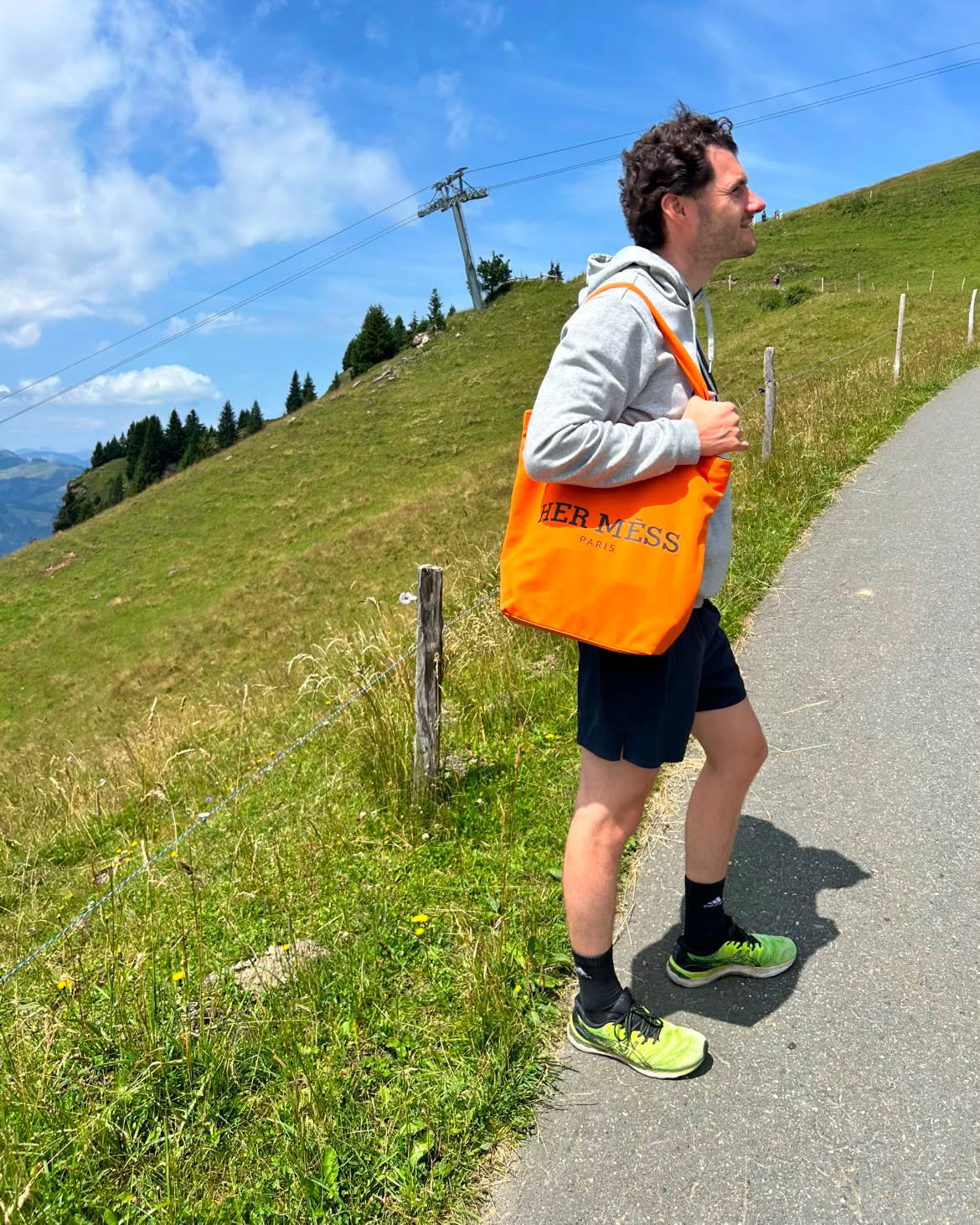 Her Mèss tote carried on the shoulder on a mountain path