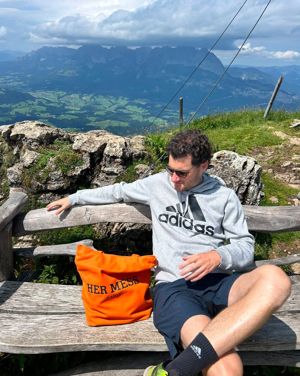 Her Mèss tote on a wooden bench in the mountains